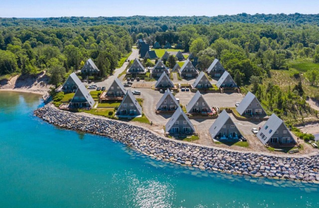 Lakefront Chalet #27 w/Beach Access, Pools, Sport Courts, Fishing Pond & more!