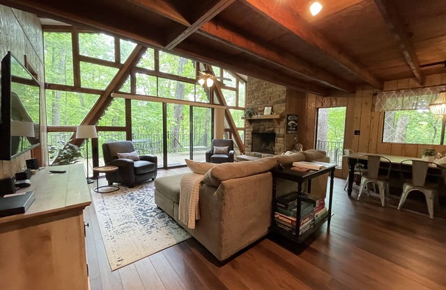 Chalet au bord du lac; Spa, quai, foyer, bateau à aubes, kayaks, plage et WIFI!