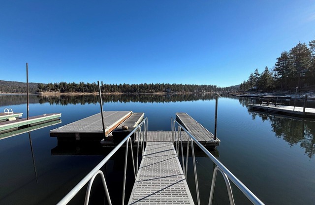 Lakefront Chalet in Boulder Bay- Amazing Views, Private Dock, Arcade, Hot Tub