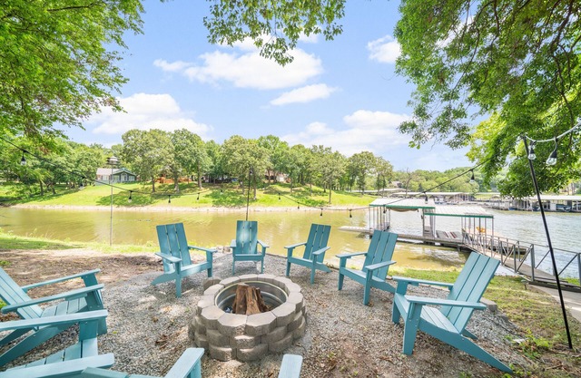 LAKEFRONT! Chigger Cove Cottage on Monkey Island! PRIVATE 2 SLIPS BOAT DOCK!