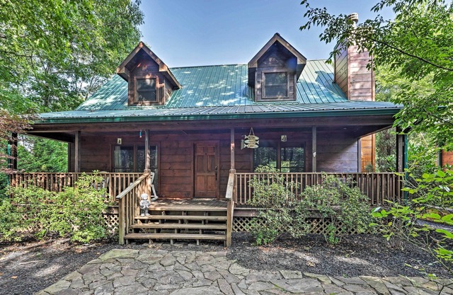 NEW! Lakefront Coalmont Cabin on 5 Acres w/ Dock!