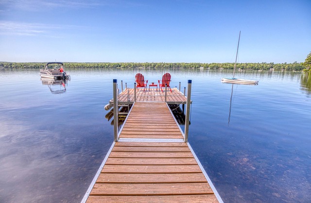 Au bord du lac composé de 3 chalets - près de l'Acadie!