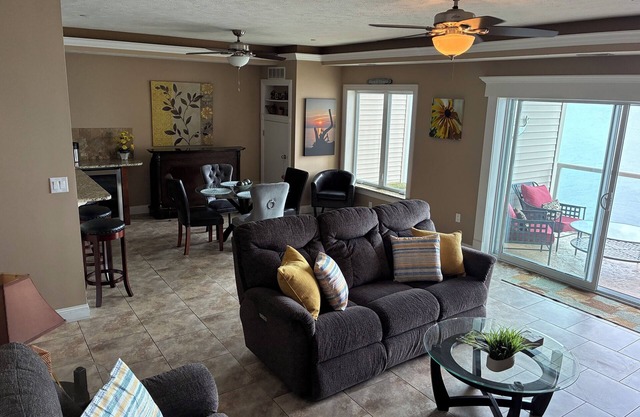 Lakefront Condo 2br/2ba #208 Indoor pool, private beach/balcony Rent 3/4th free