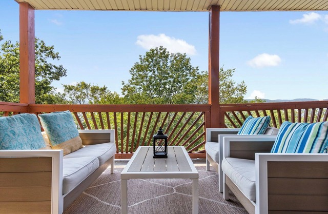 Lakefront Condo! Be in the Water in Minutes! Free Wifi & Dog Friendly! Free SDC tickets!
