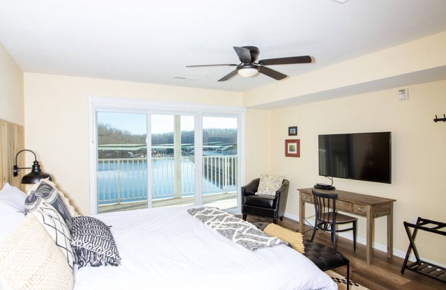 Lakefront Condo, Beautiful State Park Views.