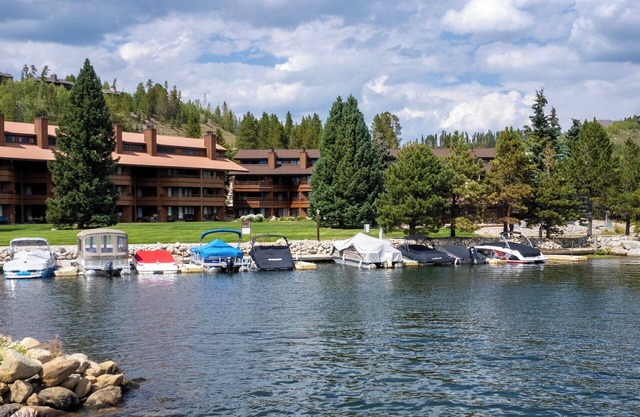 Lakefront Condo, Ground Floor, Ideal for Couples or Families