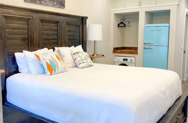 Lakefront Condo Historic Flat Rock at Mill House Lodge Sleeps 2 Newly Renovated
