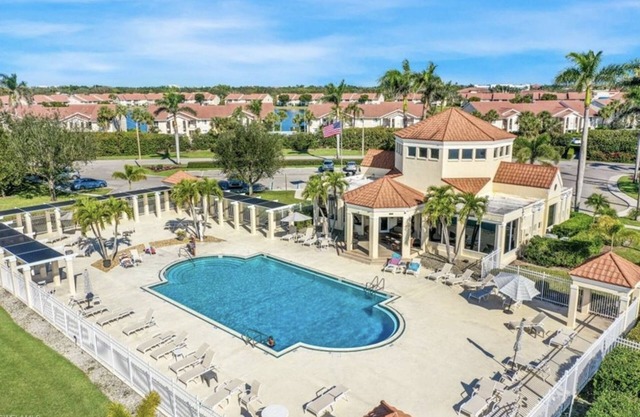 Mai 2019 est disponible et le prix vient d'être réduit. Naples Lakefront