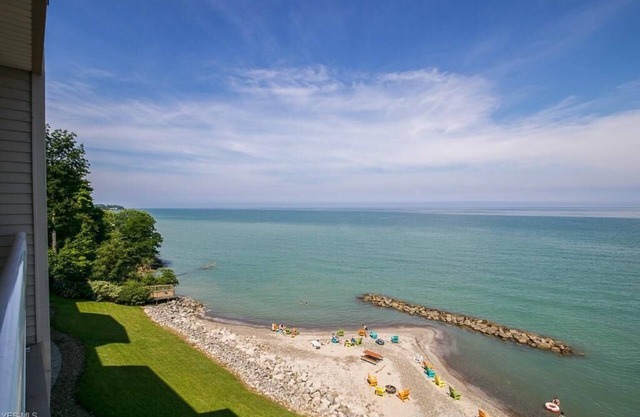 Condo au bord du lac avec plage privée et piscine intérieure!