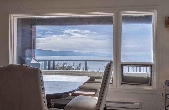 Lakefront Condo avec accès au lac! Des vues spectaculaires! Conviviale et familiale!