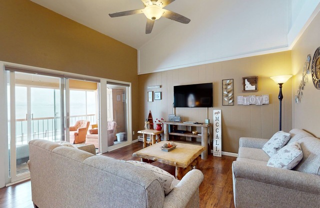 Lakefront condo w / balcon fermé, de belles vues et partagé piscine saisonnière / plage!