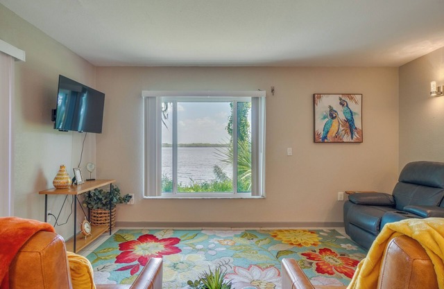 Lakefront Condo w/ Pool & Views: 7 Mi to Orlando!