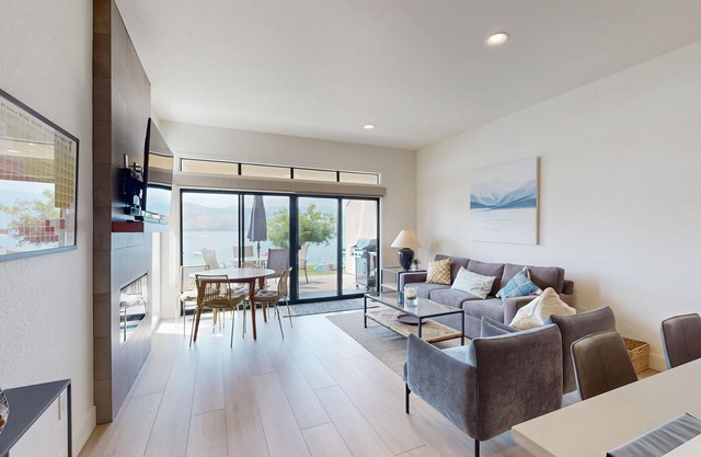 condo au bord du lac avec vue sur la montagne, piscine partagée et un bain à remous!
