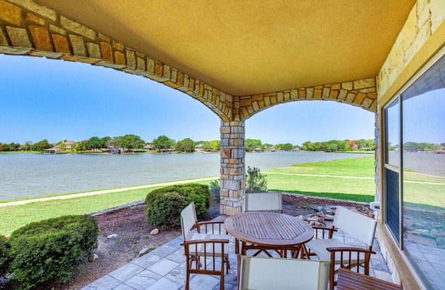 Lakefront Corsicana Condo w/ Pool Access!