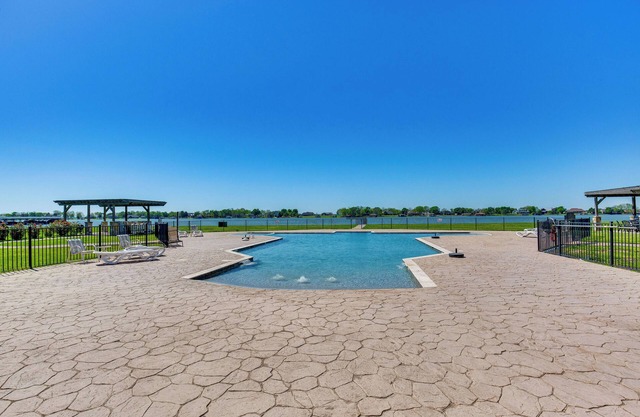 Lakefront Corsicana Condo w/ Pool Access!