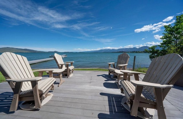 Lakefront Cottage! Day dock! Free WIFI! Gym Onsite!