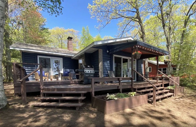Lakefront Cottage, Fully stocked kitchen, Dock in for Fishing Opener
