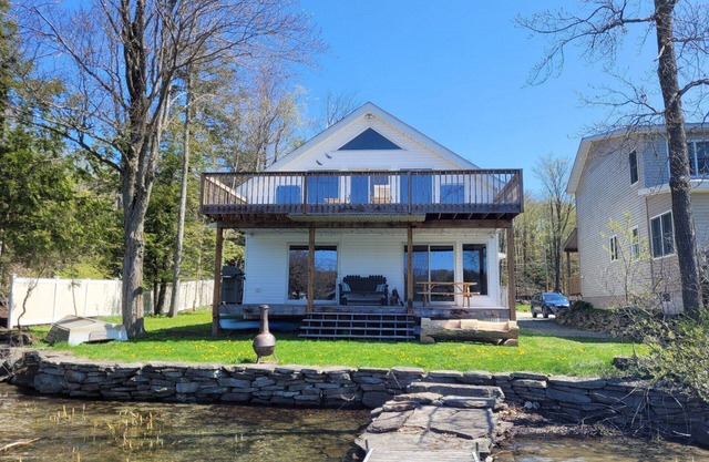 Lakefront Cottage - Dog Friendly