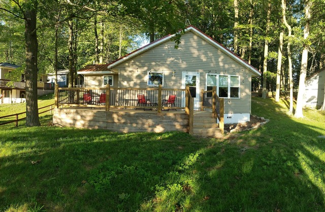 Lakefront Cottage Escape Pet Friendly 2-Bedroom