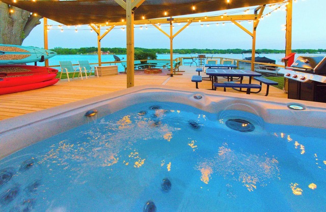 Lake Odessa Beach Cottage, Lakefront, Downtown, immense terrasse, peut accueillir jusqu'à 8 personnes, propre