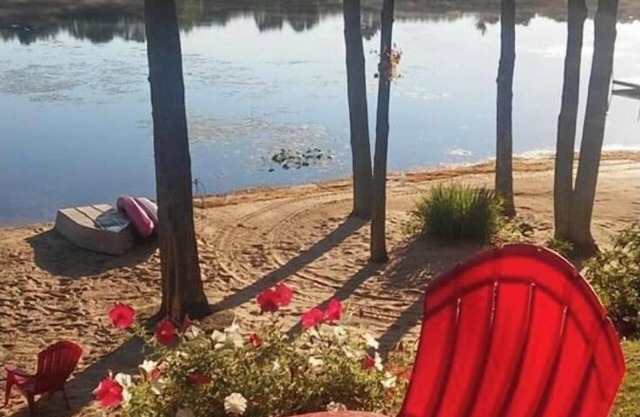 Chalet au bord du lac ... plage de sable fin, kayaks, feux de joie. Excellentes critiques.