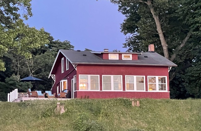Lakefront cottage