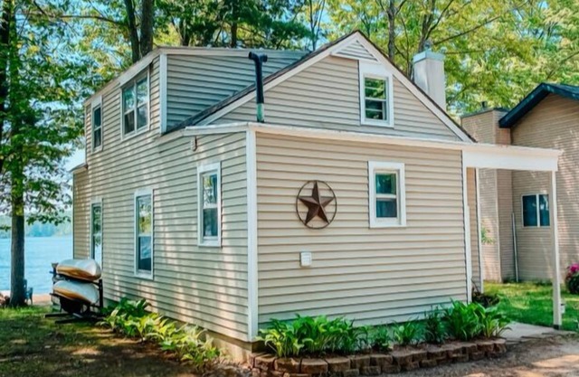 Chalet au bord de l'eau au bord du lac Bass, près de Traverse City et de Sleeping Bear Dunes!
