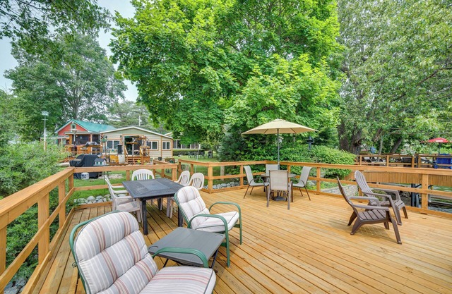 Lakefront Cottage w/ Deck Near Indiana Beach!
