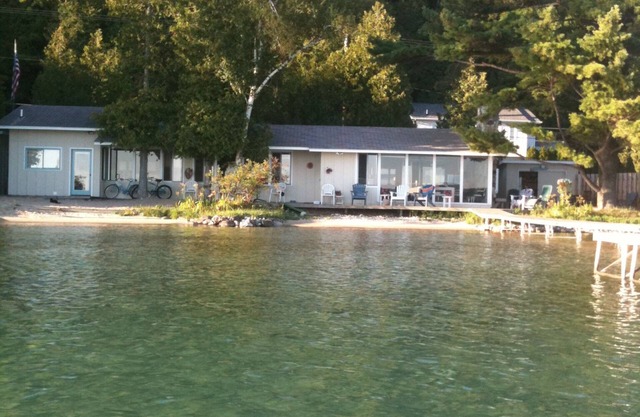 Cottage Lakefront mis à jour avec 100 'Sandy Beach sur Crystal Lake