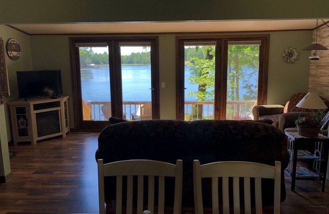 Lakefront Country Cabin - Réservez les dates d'automne maintenant. De belles couleurs vous attendent!