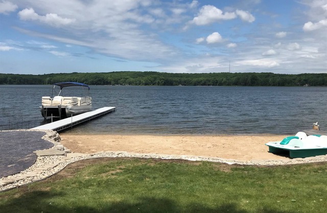 Cottage au bord du lac avec plage de sable fin et grande pêche sur Gun Lake à Fountain MI
