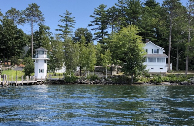 Lakefront Cottage avec phare et quai sur le lac Winnipesaukee