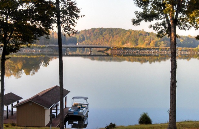 Détente Hyco Lake Cottage
