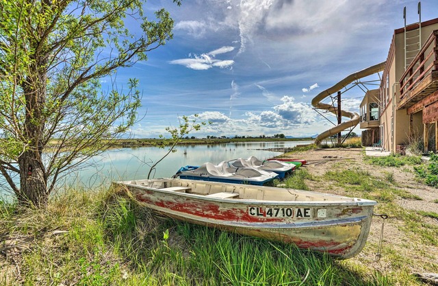 Lakefront Country Home w/ Waterslide & Trampoline!