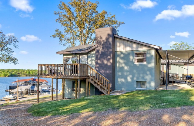 Lakefront Cozy 2-bedroom on Kentucky Lake. Pet-Friendly!