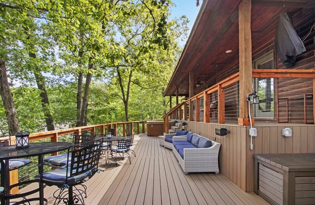 Lakefront Cozy Cabin w/ hot tub