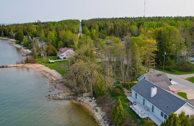 NOUVEAU! Lakefront De Tour Village Home w / Deck & Grill
