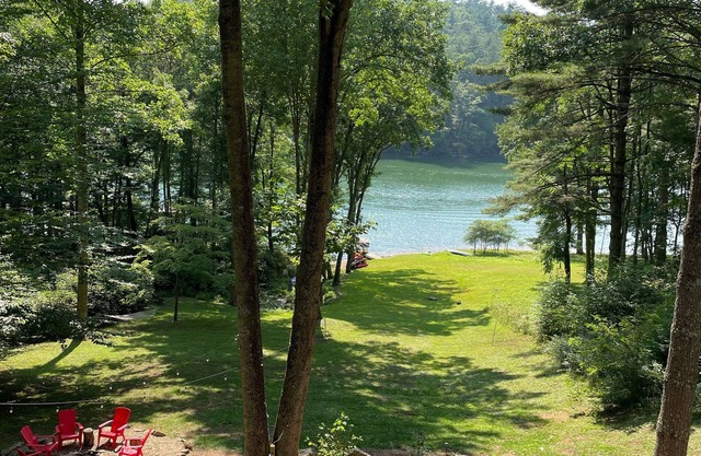 Accueil magnifique devant le lac! Idéal pour les familles! Réservation vacances, automne et été!