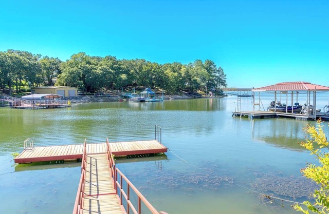 Lakefront | Dock | Fire pit | Sleeps 8