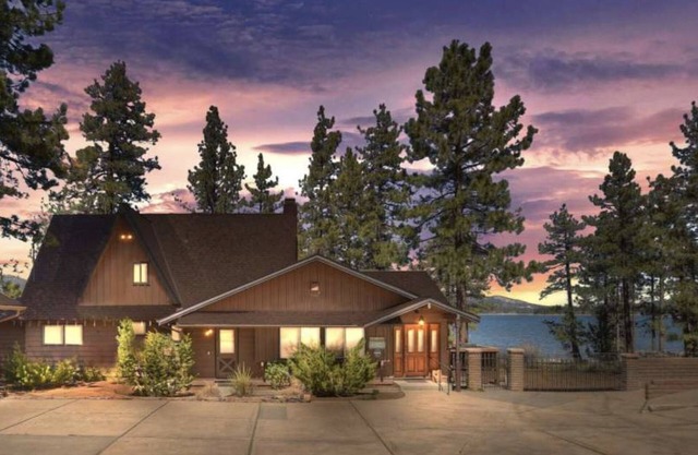 Classic Lake House by AvantStay | Large Property on the Lake! w/ Hot Tub