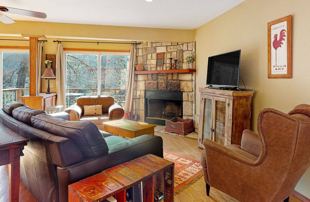 Lakefront dog-friendly home near Eureka Springs with deck, lake views, fireplace