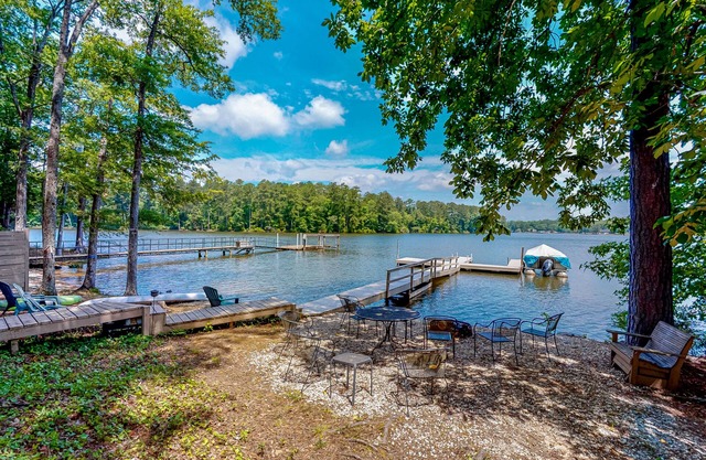 Dog-friendly, maison au bord du lac w / vue sur l'eau, quai, foyer et table de baby-foot!
