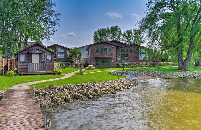 NOUVEAU! Lakefront Eau Galle Home avec bain à remous et foyer