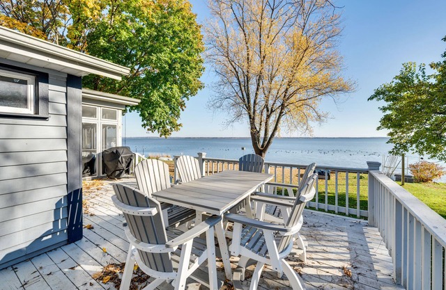 Lakefront Edgerton Cottage w/ Deck & Grill!