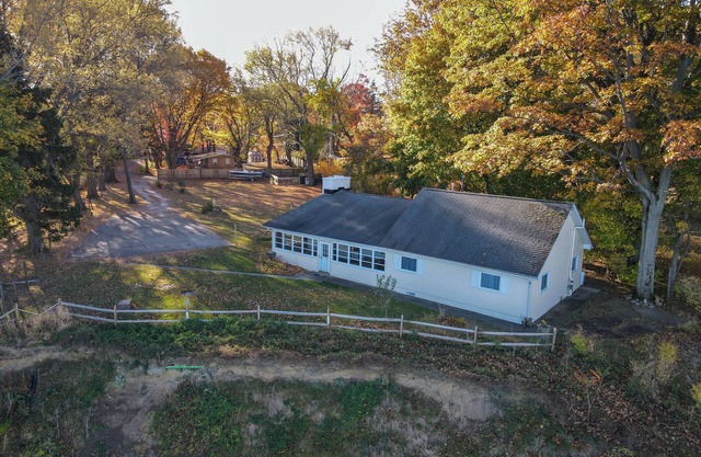 Lakefront Escape on Erie’s Edge | 20 minutes to Presque Isle | Pet Friendly!