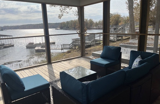 Lakefront escape! Boat Dock, Fishing, Kayaks! Near Hiking, Wineries, Marinas!!