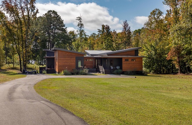 Lakefront with Private Pool