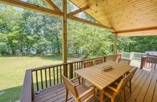 Lakefront Escape w/Hot Tub, Fire Pit & Kayaks