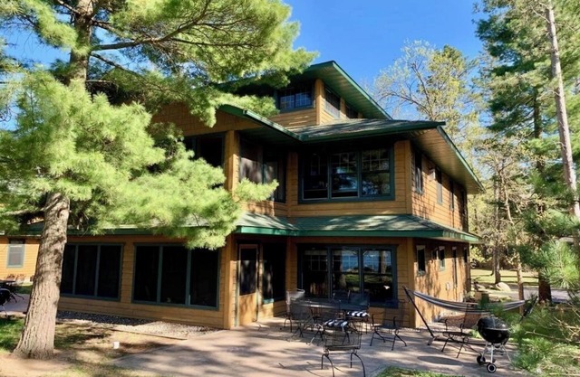 Lakefront Escape with Rustic Charm & Modern Comfort - Bear Cottage