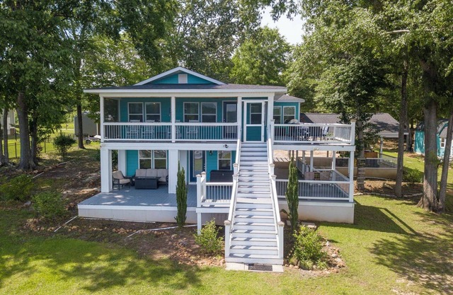 Lakefront Family friendly 3-bedroom house with 2 boat slips